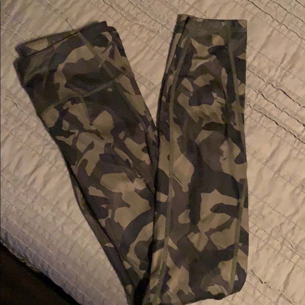 GapFit Sculpt Compression Camo Leggings